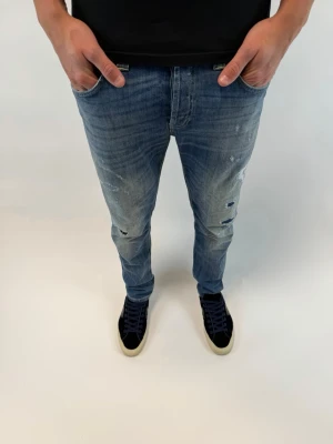 Dondup Jeans  - Dondup Jeans! Trendigaste jeansen på marknaden.  Ny pris= 4000 kr Säljs för= 750 kr  (Modellen har original slitningar från fabrik vilket är väldigt eftertraktat och populärt)