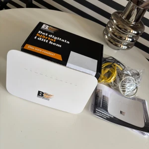 Huawei router - Huawei Home Gateway DG8245W2 router. Modellen är DG8245W2. Strömförsörjning 12V - 2A. Tillverkad i Kina.  Huawei Home Gateway Router, modell DG845WV2. Enheten har anslutningar för DSL, WAN, LAN1-4, USB, Phone1-2 samt ström. Strömförsörjning: 12V, 2A. WLAN-information finns på enhetens undersida.