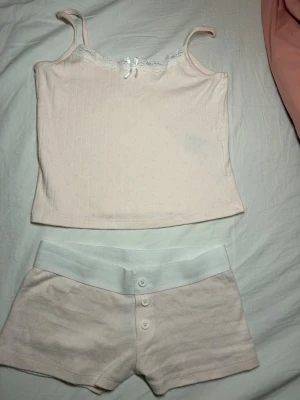 Ljusrosa Gina Young pyjamas med spets - Den har tyvär blivit för liten så därför säljer jag pyjamas, det är en söt ljusrosa pyjamas med fina detaljer från Gina som inte säljs längre🩷priset kan diskuteras!