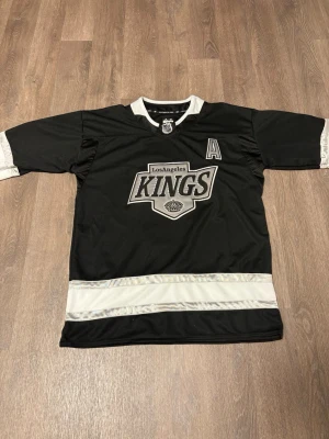 Hockeytröja Adrian Kempe Los Angeles Kings - Hockeytröja Adrian Kempe Los Angeles Kings Storlek 52 motsvarar en L skulle jag säga Aldrig använd 