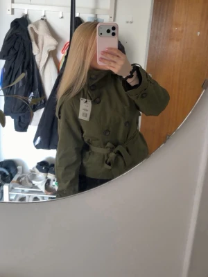 bershka trenscoat - super fin tresnccoat från bershka. helt ny med lappen kvar!🤍🤍