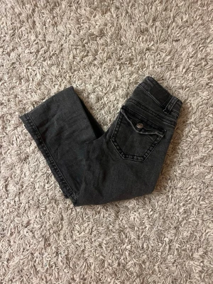 Gina jeans! - jättesnygga knappt använda jeans från Gina tricot! köpta för typ 300 och säljer för 100 men priset kan diskuteras💞
