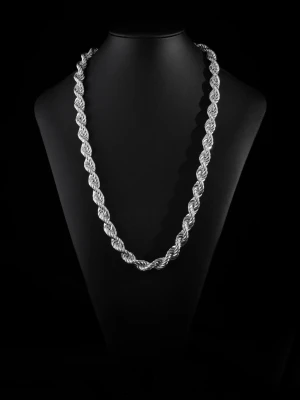 Cordell kedja silver (Äkta) - Snyggt halsband i silverfärg med tvinnad design som ger ett trendigt och stilrent intryck. Halsbandet har en grov kedja med repmönster och passar perfekt för att lyfta din outfit. Materialet ser ut att vara metall med blank finish.