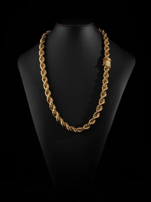 Guld Cordell Kedja (äkta) - Säljer ett snyggt halsband i guldfärg med tvinnad kedja som ger en exklusiv look. Halsbandet har en robust låsdetalj och passar perfekt för dig som vill sticka ut med accessoarerna. Materialet ser ut som metall med glansig finish.