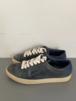 Saint Laurent skor - Saint Laurent skor i 39, passar 40. De är sparsamt använda och i befintligt skick. Skriv vid frågor!