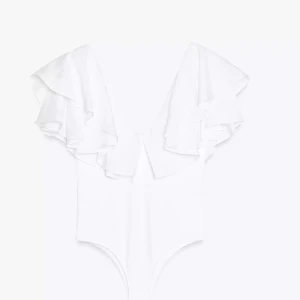 Vit volangbldy - Vit volangbody från Zara i storlek S. knappt använd 