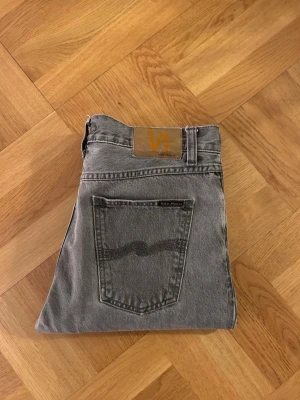 Nudie jeans steady Eddie  - Ett par schyssta Nudie jeans i en regular/straight passform. Jötte bra skick och bra modell. Hör av dig vid någon fundering