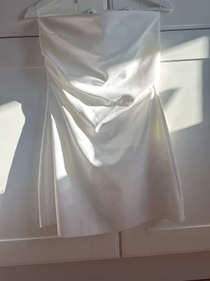 Vit axelbandslös klänning - Vit axelbandslös klänning från zara. Aldrig använd bara provad! Pris kan diskuteras💕