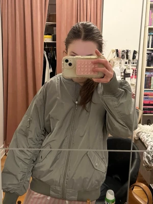 Grön bomberjacka - Kan gå ner i pris vid snabb affär!!!!