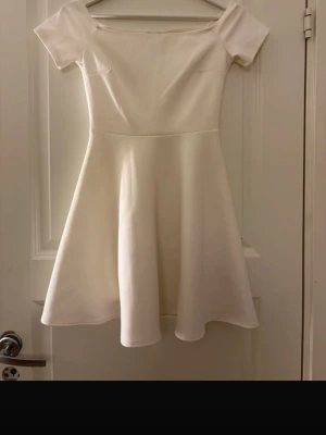 Studentklänning - Perfekt student/skolavslutningsklänning!🙌🏻 Off shoulder En liiiten reva på magen, inget som syns(bild2), och en liten fläck vid ryggen som förmodligen går bort i tvätten (bild 4) Storlek XS men skulle nog förmodligen passa en XXS också!🤍