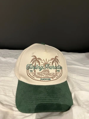 Beige och grön keps från Maggiore - Pris går att diskuteras vid en snabb och smidig affär 