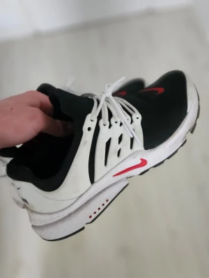 Nike Presto svart/vit  - Nike Presto. Se bilder för skick,  Storlek 42,5  Snabb frakt, perfekt för kommande sommar.