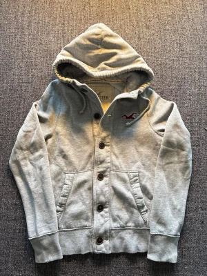 Hollister cardigan ~ sällsynt modell - Säljer nu denna cardiganen ifrån ” Hollister ” Storlek M | Sällsynt modell | perfekt nu till våren | Frågor och fundering meddela direkt,😊 Obs kan även gå ner i (pris) vid snabb affär! Fraktas inom 24h 📦