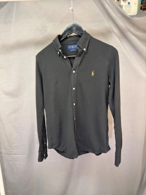 Ralph lauren skjorta - Säljer denna sjukt snygga ralph lauren skjortan perfekt för sommaren! Den är size M kid size så Passar bäst på ca 160-165cm! Skick 8/10 inga hål eller skador. Nypris ca 1599kr. Hör av dig vid minsta fundering! Köp gärna med postnord🤩📦