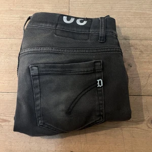 Dondup ”george” - Dondup george i en snygg mörkgrå tvätt, fint skick förutom ett par hål(bild 3) som såklart kan fixas på egen hand, därav det billiga priset😃Hör av dig vid övriga frågor!