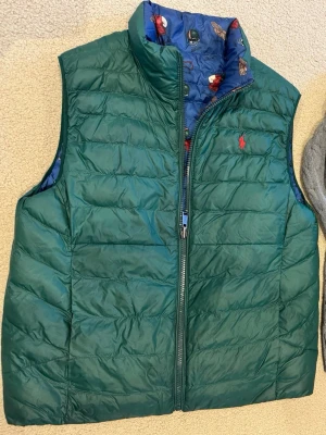 Vändbar dunväst från Ralph Lauren strl 14-16 år - Jättefin vändbar dunväst, sparsamt använd. Nypris 1995kr. 