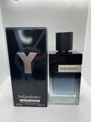 Yves Saint Laurent Y Eau de Parfum 100ml - Helt oanvänd 100ml manlig parfym. Vid frågor är det bara och fråga. Priset är aldrig hugget i sten Paket erbjudande är möjligt Svarar och fraktar inom 12h