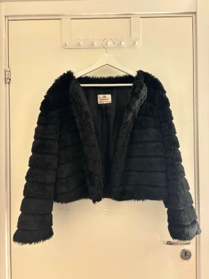 Päls jacka - Säljer denna otroligt fina pälsjacka då den tyvärr inte kommer till användning. Är i bra skick. Syns på sista bilder hur knäppen ser ut. Är köpt second hand där av vet jag inte vad de är för storlek men skulle säga att den passar S-M. Hör av er om ni har några funderingar. Pris kan diskuteras🤗
