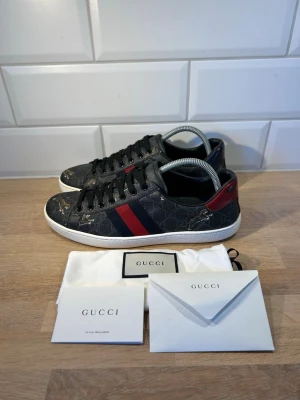 Gucci Ace Tiger - Gucci Ace i mycket bra skick🐅| Storlek: 42,5 kan passa 43,5, innersula: Ca 28cm | Og: Dust bag och kort | Vid frågor eller diskussion om pris är det bara att skriva✍🏼| Frakt inom 48h📦