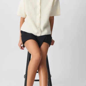 Kortärmad kofta - Stickad kortärmad kofta. Använd ett fåtal gånger men i bra skick🥰