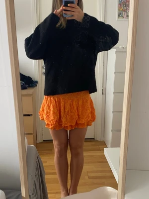 Orange kjol  - Säljer en orange volang kjol, med rosa detaljer på ifrån vero Moda i storlek S. Använd 1-2 gånger💕