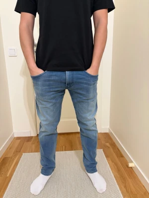 Ljusblå raka jeans - Säljer ett par ljusblå jeans med rak passform och klassisk femficksdesign. Jeansen har snygga sömmar på bakfickorna och är tillverkade i ett mjukt denimtyg som är skönt att bära. Perfekta för en avslappnad och stilren look.