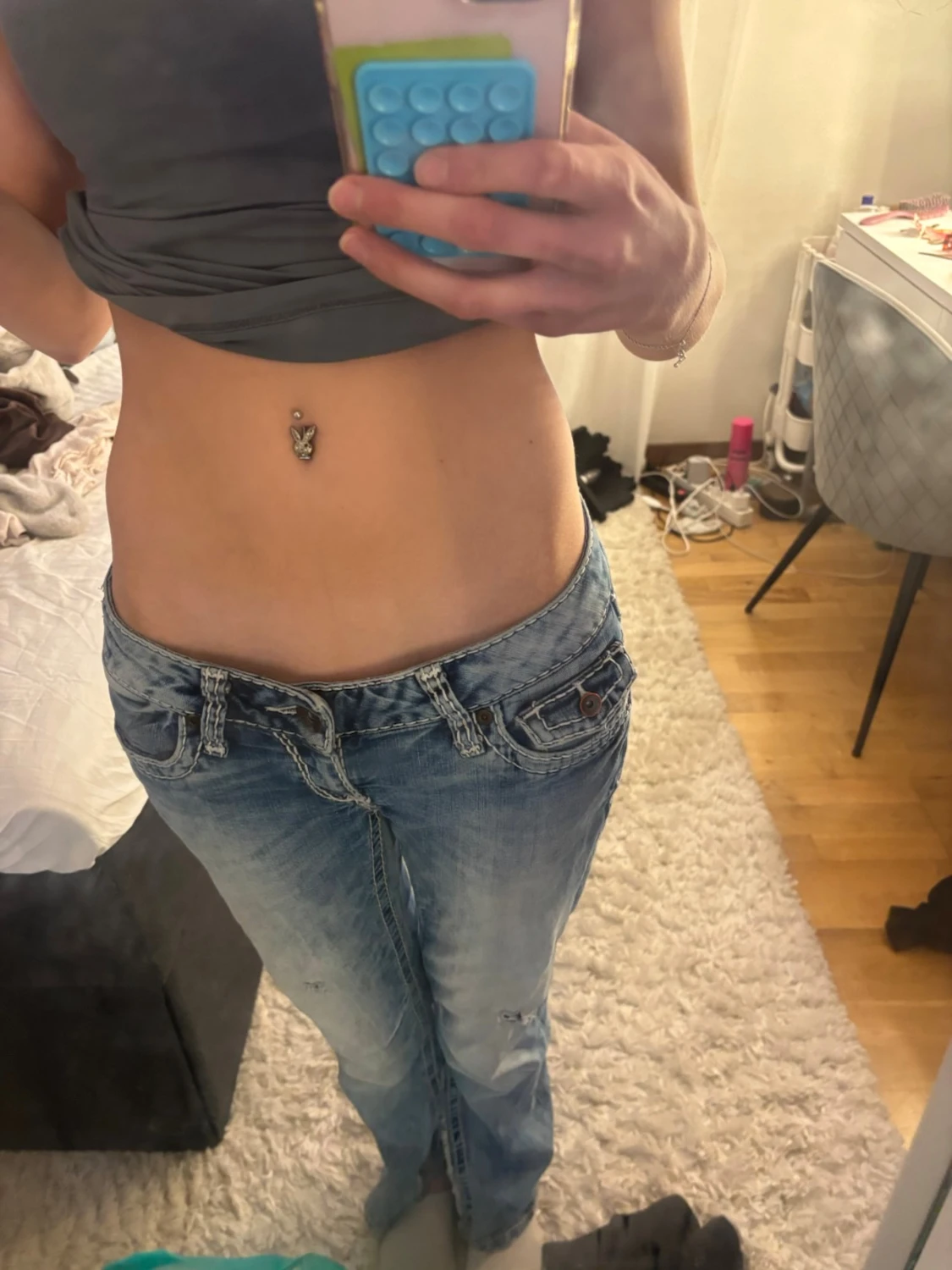 Ljusblå jeans med detaljer