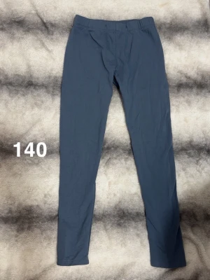 Blå leggings  - Snygga blå leggings med elastisk midja. stretchigt material som sitter skönt hela dagen. Perfekta att matcha med oversized tröjor eller hoodies för en chill look.🌸 Fint använt skick. Storlek 140