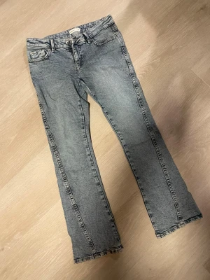 Lite utsvängda jeans - Superfina, använd 2ggr!!! Säljer för 200kr köpte på Gina för 499