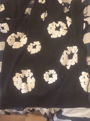 Svart hoodie från Wasted Paris - Säljer en svart hoodie från Denim tears perfekt för dig som gillar unik stil/priset kan sänkas 