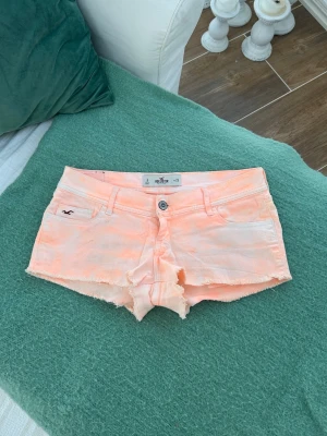 Hollister lågmidjade jeansshorts  - Storlek W29 ~ M. Rakt över midjemått: 40cm. Skickas inom 24h. Se liknande plagg i min profil! 