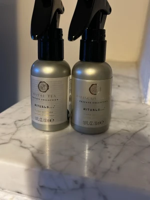 Rituals Private Collection doftspray - Två doftsprayer från Rituals Private Collection i varianterna Royal Tea och Hibiscus Tea. Flaskorna är silverfärgade med svart spraymunstycke och rymmer 50 ml vardera. Perfekt för att fräscha upp rummet med en lyxig doft.