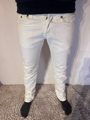 Dondup Jeans Vita - | Skick: 10/10 | Färg: Vit | Modell: 172cm 64kg | vad inkluderas: Enbart Jeansen | Nypris: 2 500kr |