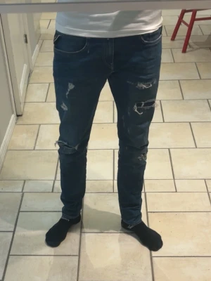 Replay anbass - Hallå eller! Säljer dessa replay anbass som har slitningar som är redigt snygga! Dem är iprnicip sprillans ny skick. Tagit otroligt väl hand om de och köpte dessa på NK i Göteborg för cirka 1500/1700kr kommer inte riktigt ihåg. Pris kan diskuteras vid snabb affär. Skriv vid frågor! Jag som är på bilden är 180cm och väger 60kg.