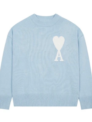 S Ljusblå stickad tröja från Ami Paris - KONTAKT INNAN NI KÖPER! Säljer en ljusblå stickad tröja från Ami Paris med deras ikoniska vita hjärta och bokstaven A på bröstet. Tröjan har rund halsringning, ribbade muddar och avslut. Perfekt för dig som gillar stilrena och trendiga plagg.