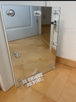 Sminkspegel med klistermärke  - Helt ny i förpackningen, går att hänga