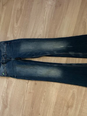 Mörkblå Bootcut jeans lågmidjade cheap monday - Säljer ett par mörkblå jeans från cheap monday (Weekday). Säljer då jag inte använder dom. Använda 2 gånger därav väldigt bra skick. Lågmidjade och Bootcut. Storlek W28 L32