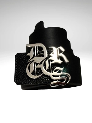 Decrese Outfit Paket – T-shirt Black Gloss + Bälte + Mössa. -  Decrese Sweden Outfit Paket – T-shirt + Bälte + Mössa.     Black Gloss Edition Svart T-shirt med holografiskt tryck som skiftar i färg för en sportig, Bälte: äkta läder, svart med silverfärgat spänne. Mössa: stilren svart med vit text.  Perfekt paket för en modern och stilren look.