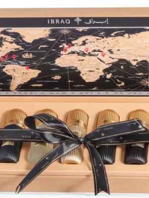 Ibraq exklusivt parfymset 10-pack - Lyxigt parfymset från Ibraq med 10 flaskor i olika färger som blå, svart, guld och vitt. Flaskorna har elegant räfflad design och guldfärgade lock. Kommer i en snygg presentask med världskarta på locket och svart sidenband. Perfekt för dig som vill testa flera dofter.
