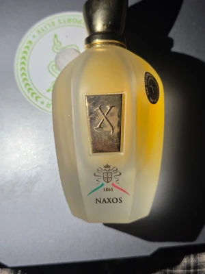 Xerjoff Naxos  - dags att sälja flera av mina parfymer då jag inte använder dom och sparar ihop pengar. Alla mina parfymer medföljer med orginal kartong och alla är äkta såklart, de är beställd online ifrån boozt och andra stora hemsidor, box medföljer. De 100ml och de nog 90ml kvar, den har macerat riktigt bra och har en mörkare färg än helt nya. Billigaste på nätet 2000kr mitt pris 1500kr