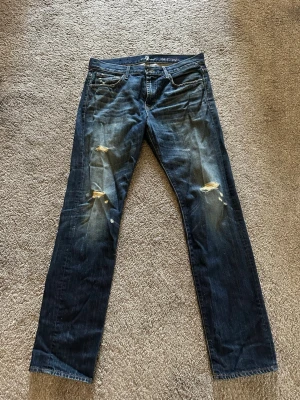 Straghit leg jeans  - Straghit leg jeans storlek 32 sitter rakt o perfekt gillar hur de är sönder på benen 