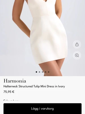 Vit halterneck miniklänning Oh Polly - Säljer en strukturerad vit halterneck miniklänning från Oh Polly. Klänningen har en tulpanformad kjol, v-ringning och dragkedja i sidan. Materialet är glansigt och känns lyxigt, troligen polyester eller satin. Perfekt för dig som vill sticka ut med en elegant look.