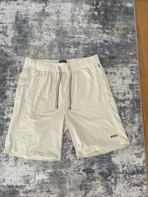 BOSS Shorts , Ny - Säljer en BOSS short som är beige och aldrig använts, priset kan diskuteras
