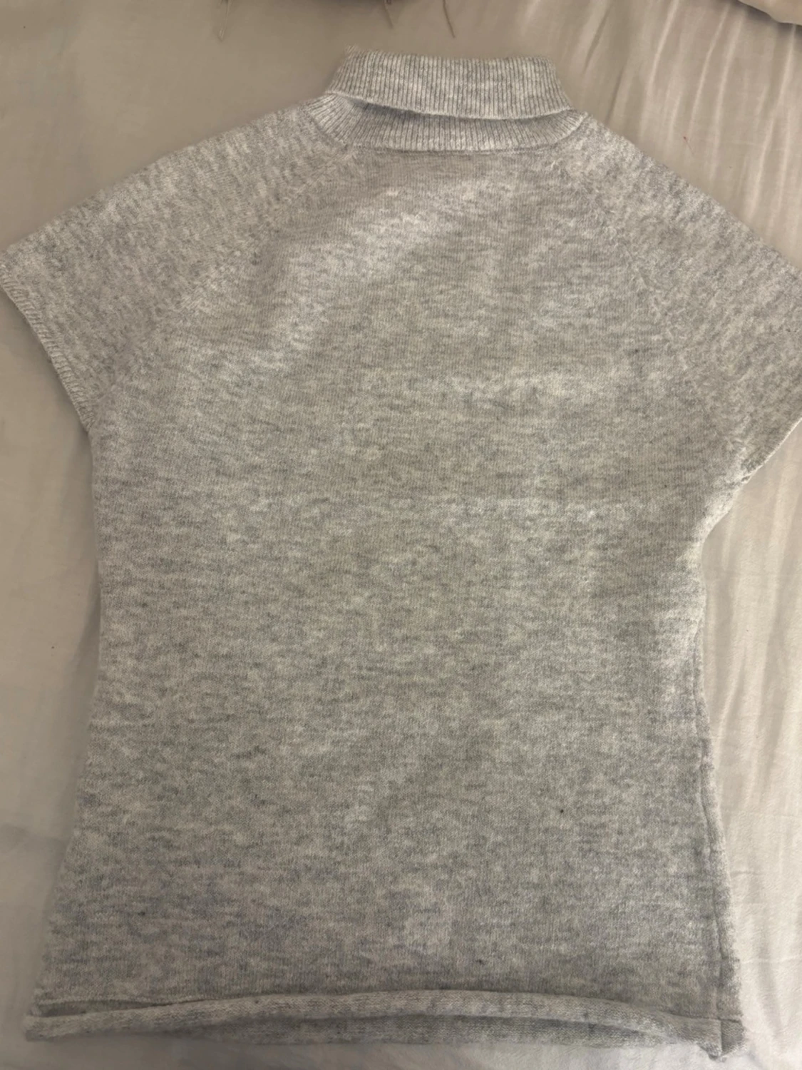 Ljusgrå ribbad polotopp