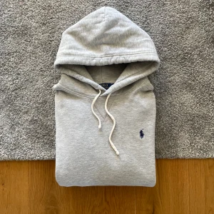 Grå hoodie från Polo Ralph Lauren - Hej! Säljer en riktigt schysst grå Ralph lauren hoodie I storlek L.🤩                                                      Hoodien är i utmärkt skick utan defekter✨            Shippar snabbt🚚📦💨                                             Hör gärna av er vid frågor💬