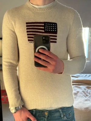  stickad tröja från Woolrich - Tja! Säljer denna riktigt snygga tröja ifrån Woolrich | Står storlek M men passar också S | Jag på bilden är 183! | Hör av er vid minsta lilla fundering 🙌