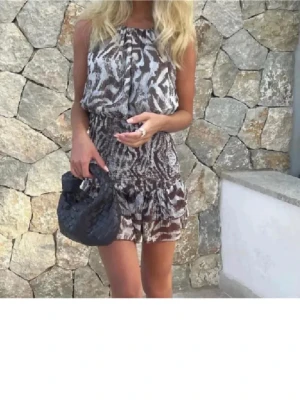 Populär slutsåld klänning från zara - Obs. Lånade bilder men exakt samma! Slutsåld klänning i zebra mönster från Zara som är mkt populär och perfekt till sommarsemestern ❤️skriv om ni har frågor! Svarar alltid! Säljer då den inte kommer till användning 