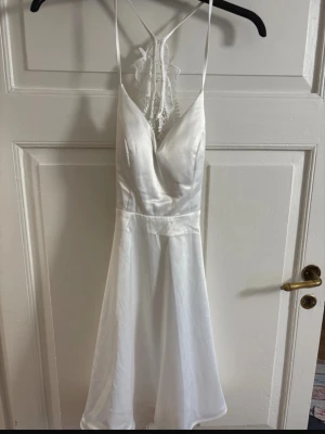 Vit kort klänning med spetsdetaljer - Student/sommarklänning som endast använts en gång. Storlek XS. 