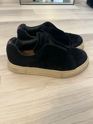 Svarta eytys i mocka doja - Svarta mocka eytys i doja modellen, storlek 38 använda men i bra skicka pris går att diskutera 