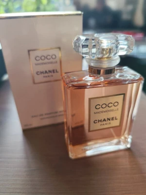 Coco Mademoiselle parfym från Chanel - Säljer en Coco Mademoisellle 100ml då jag fick två i present. Helt ny med box. Kontakta mig för frågor eller fler bilder. Pris kan diskuteras!